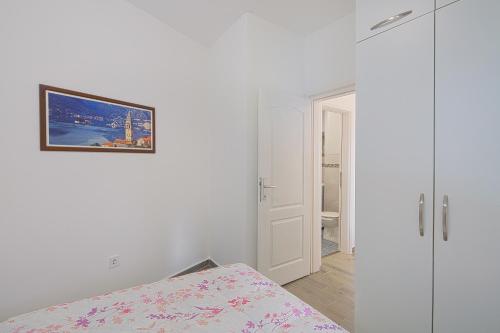 Ένα ή περισσότερα κρεβάτια σε δωμάτιο στο Apartment Kotor Bay