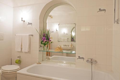 a bathroom with a tub and a toilet and a sink at Casa Rosa in Florence