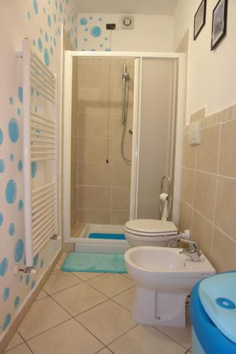 La Casina في ستيا: حمام مع دش ومرحاض ومغسلة