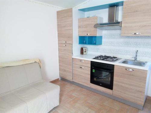 uma pequena cozinha com um lavatório e um fogão em Casale di Burano em Onano