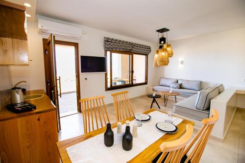 Uma área de estar em Perla Nera Suites