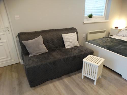 um sofá com duas almofadas num quarto em The Annexe em Preston