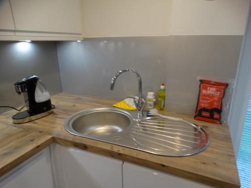 una encimera de cocina con fregadero en una cocina en The Annexe en Preston