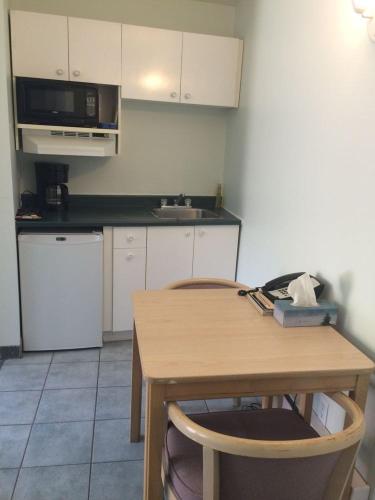 Kuchyň nebo kuchyňský kout v ubytování Shemron Suites Hotel