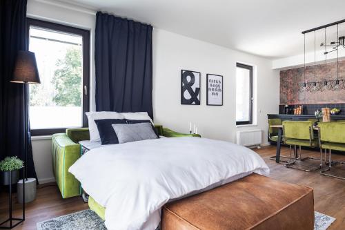 Apartment Invalidovna with FREE parking في براغ: غرفة نوم بسرير وطاولة وكراسي