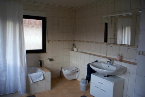 ブリースカステルにあるGästehaus Margeriteのバスルーム(洗面台、トイレ、鏡付)