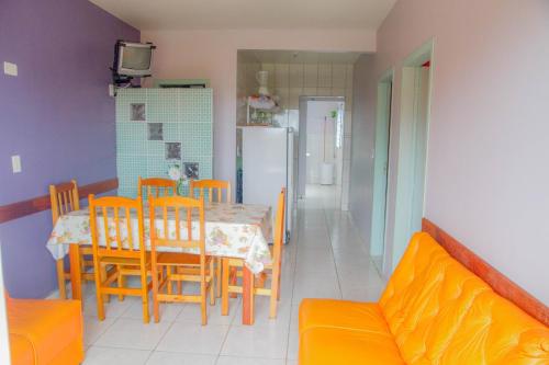 cocina y comedor con mesa y sillas en Residencial Oceano Azul en Itapoa