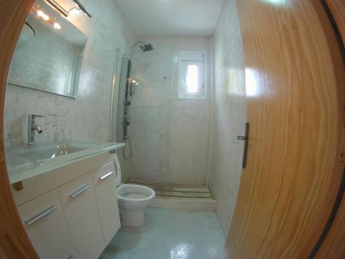 une salle de bain avec une douche, des toilettes et un lavabo dans l'établissement Tarifa Surf Center Apartment, à Tarifa
