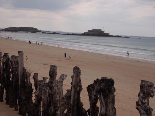 a beach with a group of people and the ocean at ibis Saint Malo Plage in Saint Malo
