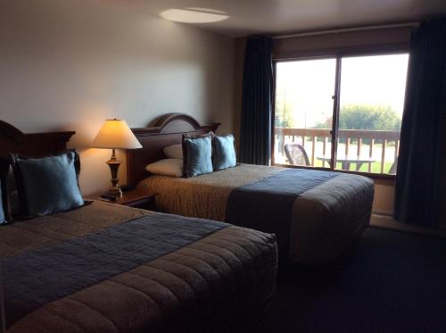 A bed or beds in a room at Scenic Shore Inn