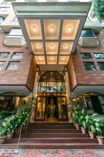 un edificio con escaleras y plantas delante de él en The Paradise By Tunga, en Bombay