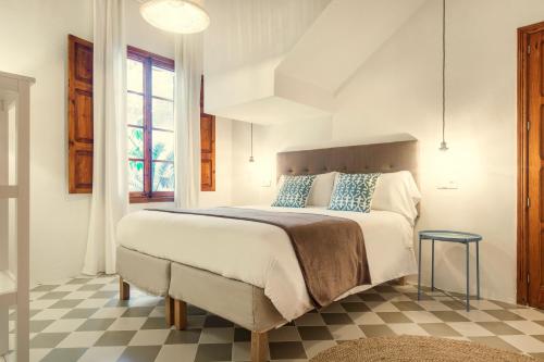 a bedroom with a large bed and a checkered floor at Senda Caimari in Caimari
