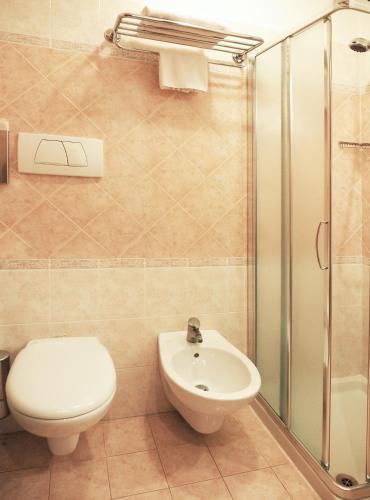 Bilik mandi di Hotel Cris