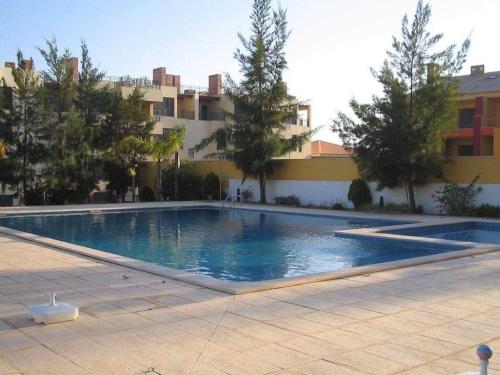 ein großes Schwimmbad vor einem Gebäude in der Unterkunft Apartamento golf-mar in Vilamoura