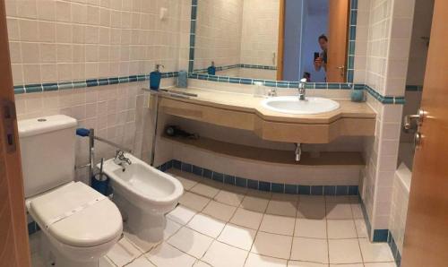 ein Bad mit WC, Waschbecken und WC-Funktion in der Unterkunft Apartamento golf-mar in Vilamoura