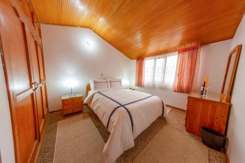 Una cama o camas en una habitación de Hotel Refugio del Lago