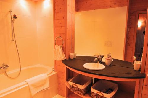 Ein Badezimmer in der Unterkunft Chalet E Toue