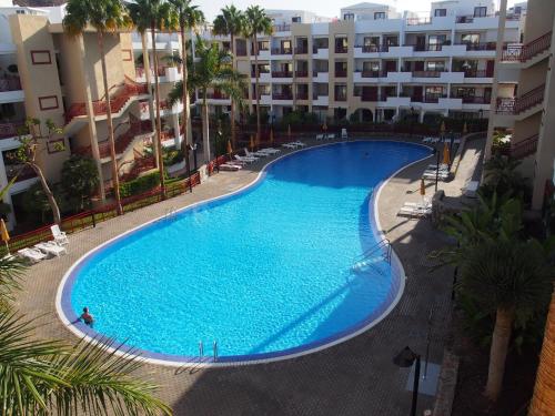 an overhead view of a large swimming pool in a building at Maravilloso y tranquilo alojamiento en el Palm-Mar in Palm-mar