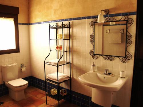 A bathroom at Casas Rurales Cortijo Bellavista