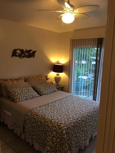Giường trong phòng chung tại Mediteranean style Ohana Rental / Garden Bungalow in Pahoa