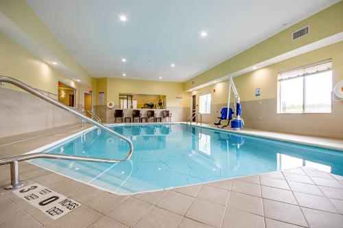 a large swimming pool in a house at Quality Inn & Suites Glenmont - Albany South in Glenmont