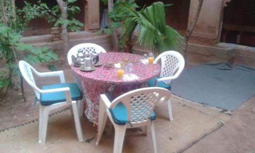 En terrasse eller udendørsområde på Riad Berbère Boutaghrar