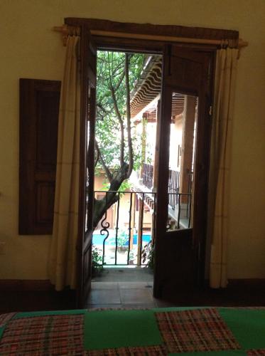 an open door to a patio with a view of a yard at Posada Yolihuani in Pátzcuaro