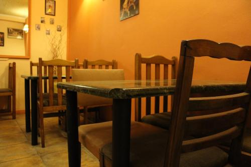 jadalnia ze stołem i krzesłami w obiekcie Hostal Dinamarca w mieście Valparaíso