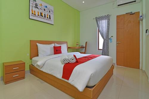 Tempat tidur dalam kamar di RedDoorz Plus @ Mahendradatta Denpasar