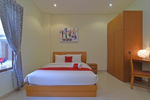 Katil atau katil-katil dalam bilik di RedDoorz Plus @ Mahendradatta Denpasar