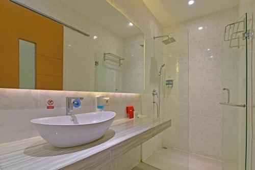 Bilik mandi di RedDoorz Plus @ Mahendradatta Denpasar