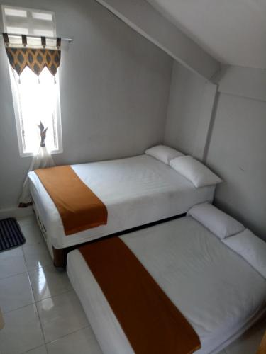 Una cama o camas en una habitación de Losmen Fadel Malioboro Jogja