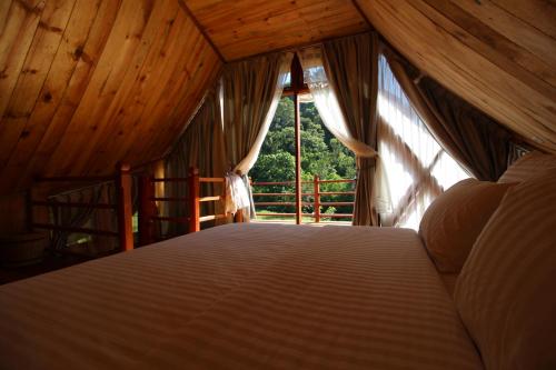 Tempat tidur dalam kamar di Padi Ecolodge