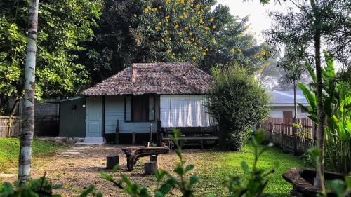 Κήπος έξω από το Bannamhoo Bungalows