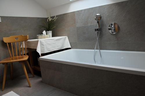 A bathroom at FeWo Sonnenschein