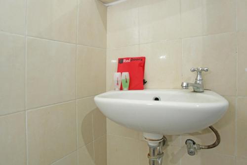 Koupelna v ubytování RedDoorz @ Soekarno Hatta 2