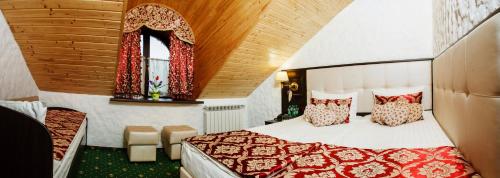 1 dormitorio con 1 cama con almohadas rojas y blancas en Iváncsó Birtok en Kosonʼ