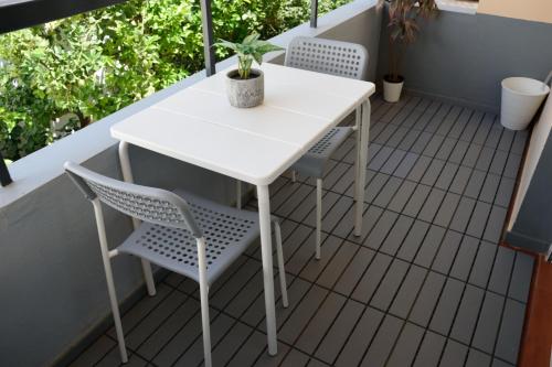 a white table and chairs on a balcony at Apartamento Los Naranjos in Matalascañas