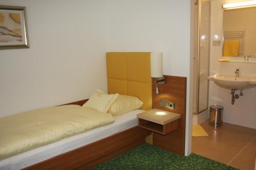 A bed or beds in a room at Hotel Sonnenhof