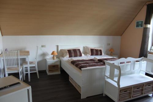 Un pat sau paturi într-o cameră la Hotel Krone Kappel