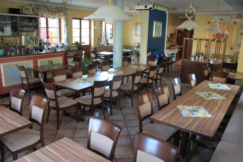 Un restaurante u otro lugar para comer en Hotel Krone Kappel