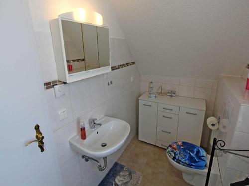 NepperminにあるFerienwohnung Neppermin USE 3241の白いバスルーム(洗面台、トイレ付)