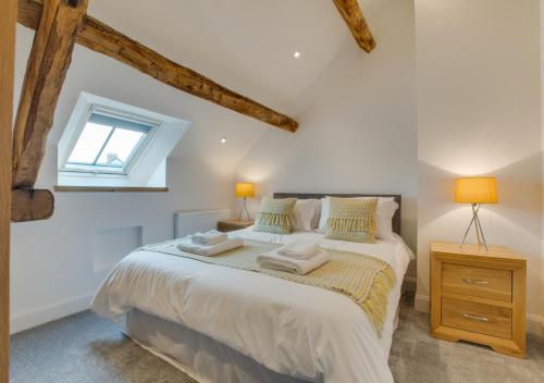 een slaapkamer met een bed met twee kussens en een raam bij 3 Bed in Bala oc-bow69 in Bala