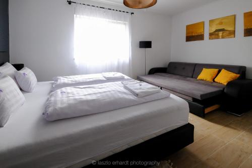 Postel nebo postele na pokoji v ubytování Ciprus Porta Apartmanok