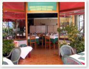 un ristorante con tavoli e sedie in una stanza di Hotel Riviera a Griante Cadenabbia