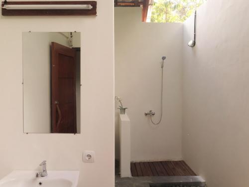 a bathroom with a sink and a mirror at Hamueco Dive Resort Raja Ampat in Rabia