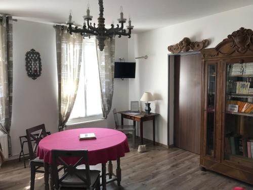Η βιβλιοθήκη του διαμερίσματος
