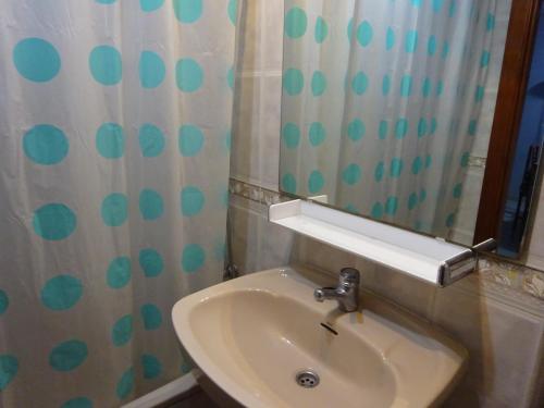 a bathroom with a sink and a mirror at Faraon Park in La Pineda