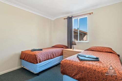 Llit o llits en una habitació de Belair Gardens Caravan Park