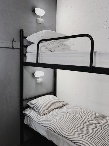 キーウにあるHostel ALCATRAZの二段ベッド2組が備わるドミトリールームです。